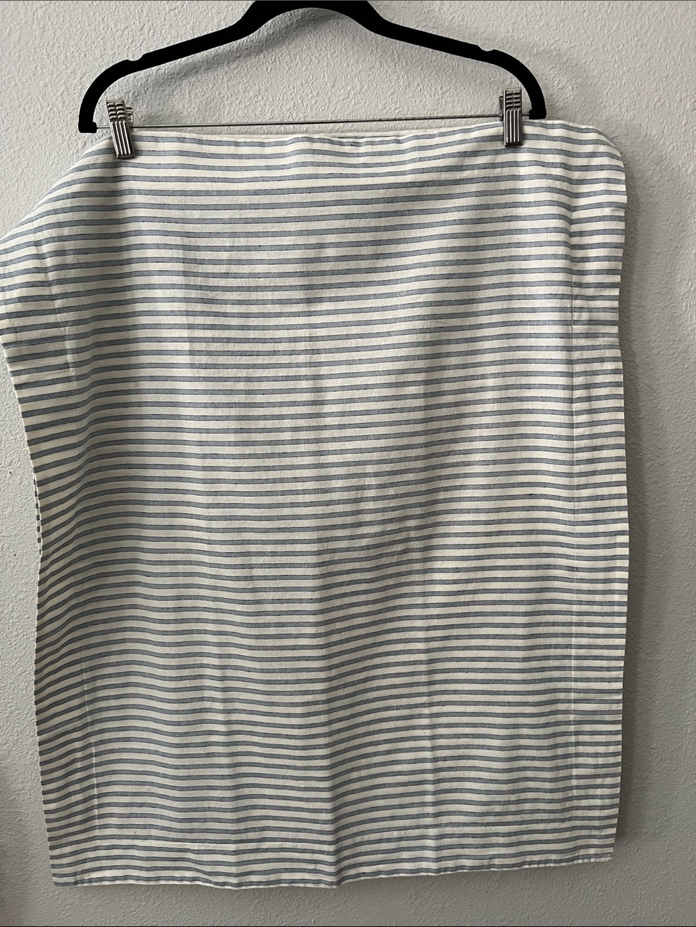 Linen Blend Pottery Barn 
Pillow Shams
Blue &  White Striped 
Standard Sz